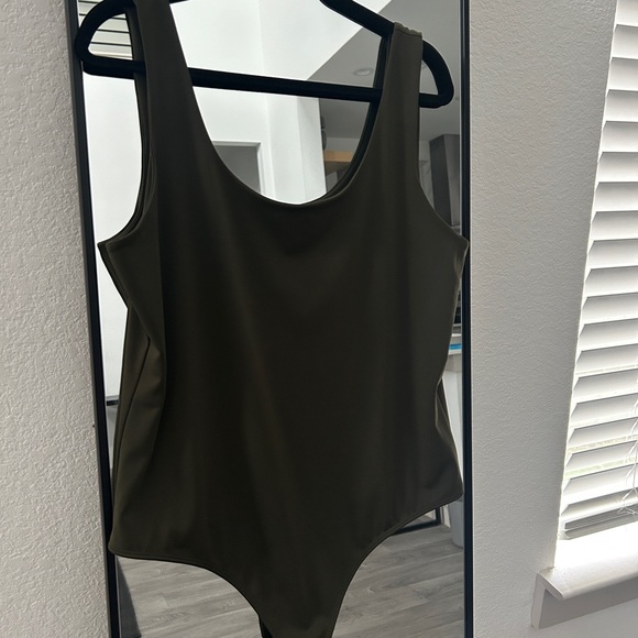 Express Body Contour High Compression Scoop Neck Bodysuit Olive Green - Picture 5 of 6